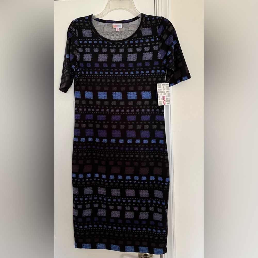 A fitted dress to wear this fall